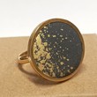 Betonbeads - Černý prsten se zlatým stříkáním na zlatém lůžku - kuličkové zakončení - 14mmmmm