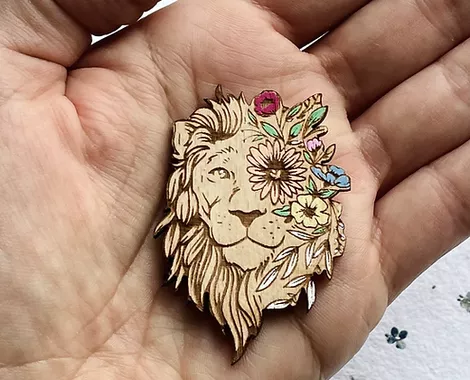 lev s květinami